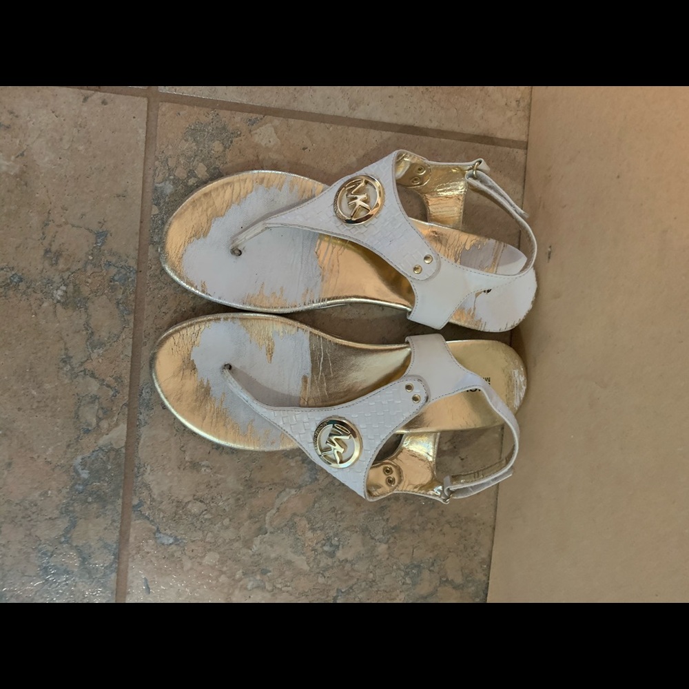 Micheal Kors Shelby 2DD white sandal, used